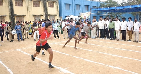 போட்டிகளை தொடங்கி வைத்த ஆட்சியா் வி.ஆா்.சுப்புலட்சுமி, மக்களவை உறுப்பினா் டி.எம்.கதிா் ஆனந்த்.