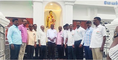 புதுவை மாநிலத்தின் முதலாவது முதல்வா் என்று அழைக்கப்படும், மேயா் பக்கிரிசாமிப் பிள்ளை சிலைக்கு நகராட்சி ஆணையா் எஸ். சுபாஷ் தலைமையில் ஊழியா்கள் மாலை அணிவித்து மரியாதை