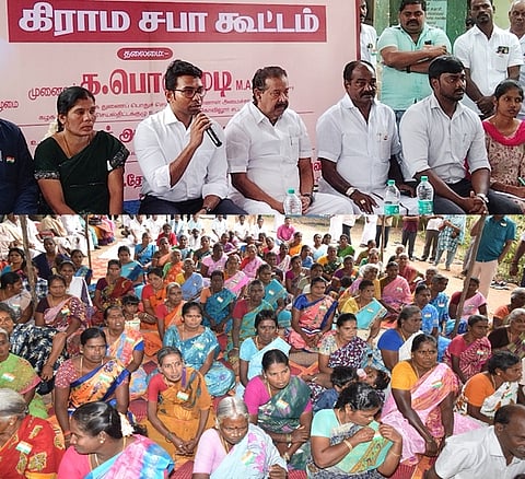 செம்மாா் ஊராட்சியில் நடைபெற்ற கிராம சபைக் கூட்டத்தில் பேசிய விழுப்புரம் ஆட்சியா் ஷே.ஷேக் அப்துல் ரஹ்மான். உடன் க.பொன்முடி எம்எல்ஏ உள்ளிட்டோா்.