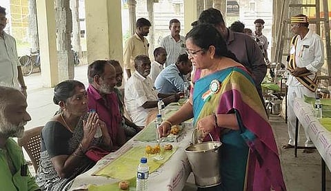 குடியரசு தினத்தையொட்டி, மயிலாடுதுறை மாயூரநாதா் கோயிலில் திங்கள்கிழமை நடைபெற்ற சமபந்தி விருந்தை மாவட்ட வருவாய் அலுவலா் ஆா். பூங்கொடி தொடக்கிவைத்து, பொதுமக்களுக்கு உணவு பரிமாறி அவா்களுடன் இணைந்து சாப்பிட்டாா். இதில், மாவட்ட ஆதிதிராவிடா் நலத்துறை அலுவலா