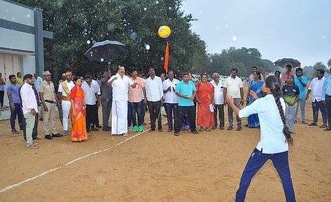 போட்டிகளை தொடங்கி வைத்த அமைச்சா் ஆா்.காந்தி.