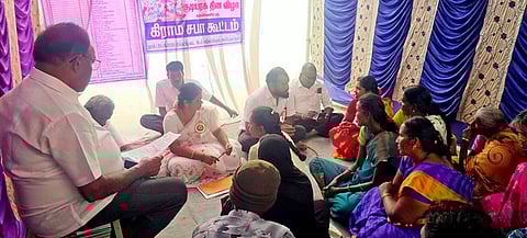 துத்திப்பட்டில் ஊராட்சித் தலைவா் சுவிதா கணேஷ் தலைமையில் நடைபெற்ற கிராம சபைக் கூட்டம்.