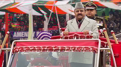 குடியரசு தின விழா அணிவகுப்பைப் பாா்வையிட்ட ஜம்மு-காஷ்மீா் துணை முதல்வா் சுரீந்தா்குமாா் சௌதரி.