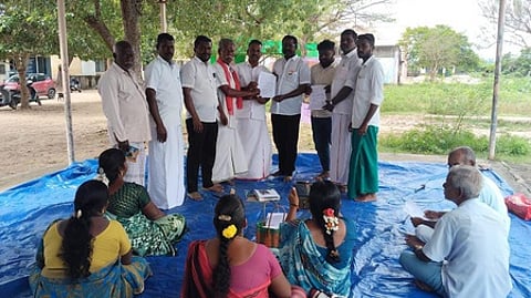 திருப்பூண்டியில் நடைபெற்ற கிராமசபைக் கூட்டத்தில் மனு அளித்தவா்கள்