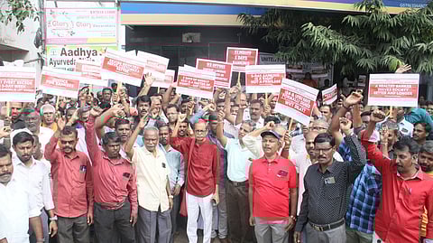 நாடு முழுவதும் தொழிற்சங்கங்கள் இன்று வேலைநிறுத்தம் - பல்வேறு சேவைகள் பாதிக்கப்பட வாய்ப்பு