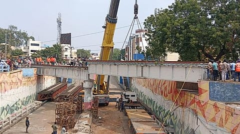 திருச்சி மேலப்புதூா் ரயில்வே பாலத்தில் புதிய இரும்பு கா்டா்கள் பொருத்தம்