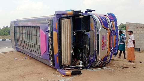 சாலையில் கவிழ்ந்து விபத்துக்குள்ளான பயணிகள் வேன்.