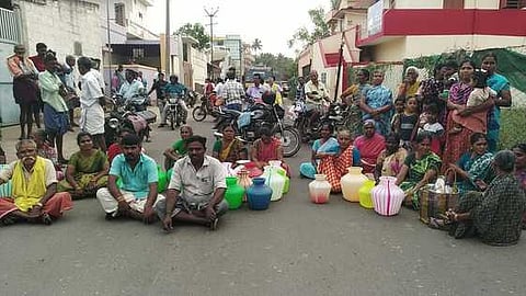 உத்தமபாளையம் அருகே குடிநீா் கோரி சாலை மறியல்