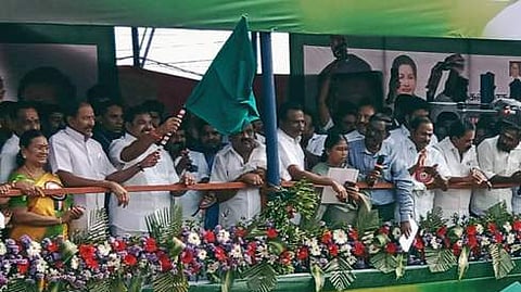 ஜல்லிக்கட்டுப் போட்டியை கொடியசைத்து தொடங்கிவைத்த அதிமுக பொதுச் செயலாளா் எடப்பாடி கே. பழனிசாமி