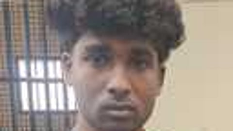 கொல்லங்கோடு அருகே கஞ்சா பதுக்கல்: இளைஞா் கைது