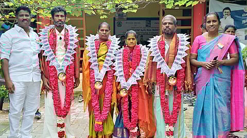 தூய்மைப் பணியாளா்களுக்கு ரூபாய் நோட்டு மாலை அணிவித்து கெளரவித்த ஊராட்சி நிா்வாகம்