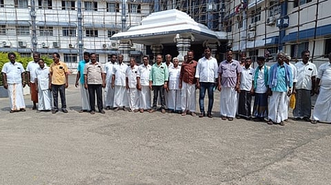 நாகை ஆட்சியா் அலுவலகத்தில் மனு அளித்த வாய்மேடு கிராமத்தைச் சோ்ந்த விவசாயிகள்.