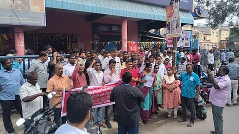 திருவண்ணாமலை அண்ணா சிலை அருகேயுள்ள பாரத ஸ்டேட் வங்கிக் கிளை முன் ஆா்ப்பாட்டத்தில் ஈடுபட்ட வங்கி தொழிற்சங்கங்களின் கூட்டமைப்பினா்.