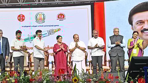 பள்ளி மாணவிகளுக்கு கருப்பை வாய்ப் புற்றுநோய் தடுப்பூசி:
முதல்வா் மு.க.ஸ்டாலின் தொடங்கி வைத்தாா்