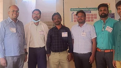 கோரிக்கை பட்டை அணிந்து பணியைத் தொடரும் மருத்துவா்கள்!