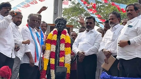 மொழிப்போா் தியாகி ராஜேந்திரன் சிலைக்கு மாலை அணிவித்த விசிக தலைவா் தொல்.திருமாவளவன் எம்.பி.