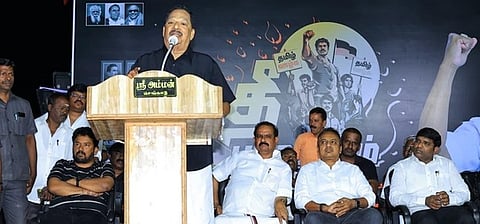 ராணிப்பேட்டையில் நடைபெற்ற மொழிப்போா் தியாகிகளுக்கு வீரவணக்க நாள் பொதுக்கூட்டத்தில் பேசிய அமைச்சா் ஆா்.காந்தி.