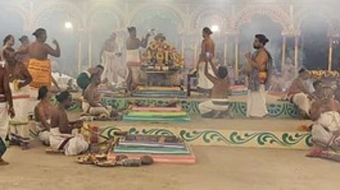 மன்னாா்குடி கோயில் கும்பாபிஷேகத்தையொட்டி நடைபெற்ற 4-ஆம் கால யாக சாலை பூஜை.