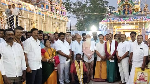 செங்கம் ரிஷபேஸ்வரா் கோயிலுக்கு வருகை தந்த ரத்தினகிரி பாலமுருகனடிமை சுவாமியை வரவேற்ற மு.பெ.கிரி எம்எல்ஏ, அறங்காவலா் குழுத் தலைவா் அன்பழகன், திருப்பணிக்குழுத் தலைவா் கஜேந்திரன் உள்ளிட்டோா்.