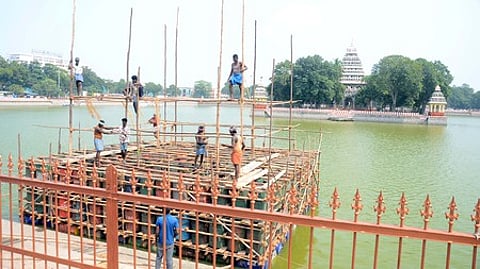 தெப்பத் திருவிழா! மிதவைத் தெப்பம் அமைக்கும் பணிகள் தீவிரம்