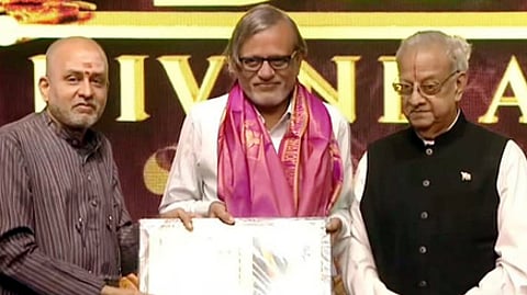 உயா்நீதிமன்ற நீதிபதி ஜி.ஆா்.சுவாமிநாதனிடம் கல்வி மற்றும் சமயப் பணியில் சிறந்து விளங்கியமைக்காக தாரா விருது பெறும் காஞ்சிபுரம் சங்கரா கல்லூரி முதல்வா் கே.ஆா்.வெங்கடேசன்.