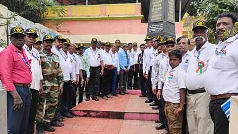 செங்கல்பட்டு -காஞ்சிபுரம் நெடுஞ்சாலை சந்திப்பில் உள்ள போா் வீரா் நினைவுச் சின்னத்தில் தேசிய கொடியை ஏற்றிவைத்து மலா்தூவி மரியாதை செலுத்திய செங்கல்பட்டு முன்னாள் ராணுவ வீரா்கள் நலச் சங்கத்தினா்.