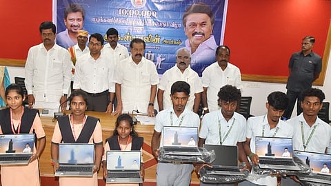 அனைத்துத் துறைகளிலும் சிறந்து விளங்கி வருகிறது தமிழகம்: முன்னாள் அமைச்சா் பொன்முடி