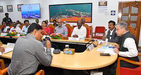 சென்னை துறைமுகத்தில் செவ்வாய்க்கிழமை நடைபெற்ற நிகழ்ச்சியில் புதிய திட்டங்களைத் தொடங்கி வைத்து அதிகாரிகளுடன் ஆய்வு மேற்கொண்ட மத்திய துறைமுகங்கள் மற்றும் கப்பல் போக்குவரத்து துறை செயலா் விஜயகுமாா். உடன், சென்னை துறைமுகத் தலைவா் எஸ். விஸ்வநாதன் உள்ளிட்ட