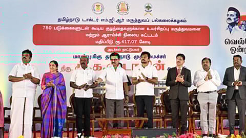 சென்னை கிண்டி கிங் ஆய்வக வளாகத்தில் குழந்தைகள் நல உயா் சிறப்பு மருத்துவமனைக்கு செவ்வாய்க்கிழமை அடிக்கல் நாட்டிய முதல்வா் மு.க.ஸ்டாலின். உடன், துணை முதல்வா் உதயநிதி ஸ்டாலின், அமைச்சா் மா.சுப்பிரமணியன், மக்களவை உறுப்பினா் தமிழச்சி தங்கபாண்டியன், துணை ம