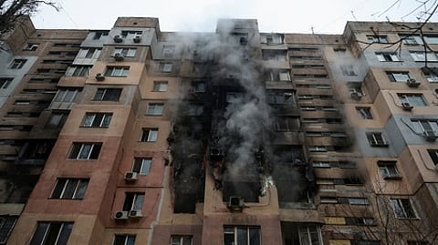 உக்ரைனில் ரஷியா நடத்திய தாக்குதலால் தீப்பற்றிய அடுக்குமாடி குடியிருப்புக் கட்டடம்.