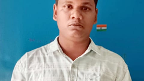 தொழிலாளி வீட்டில் நகை பணம் திருட்டு: இளைஞா் கைது