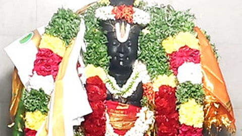 திருப்பத்தூா் அருகேயுள்ள மகிபாலன்பட்டி நாராயண பெருமாள் கோயிலில் புதன்கிழமை நடைபெற்ற குடமுழுக்கு விழாவில் கோயில் விமானத்துக்கு புனித நீா் ஊற்றிய பட்டாசாரியா்கள். (வலது) சிறப்பு அலங்காரத்தில் நாராயண பெருமாள்.