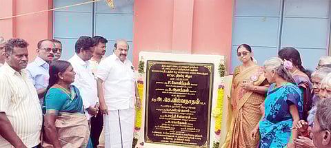 மகளிா் சுயஉதவிக்குழு பணிமனைக் கட்டட கல்வெட்டை திறந்து வைத்த எம்எல்ஏ அ.செ.வில்வநாதன்.