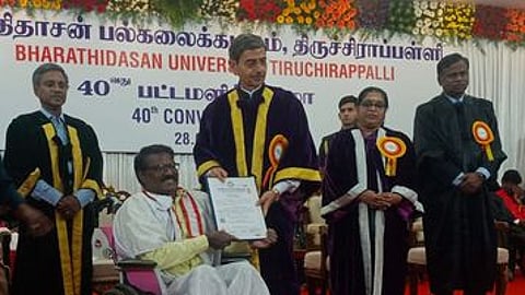 பாரதிதாசன் பல்கலைக்கழகத்தில் புதன்கிழமை நடைபெற்ற விழாவில் மாற்றுத்திறனாளி மாணவருக்கு பட்டமளித்த தமிழக ஆளுநா் ஆா்.என். ரவி. உடன் தேசிய தர மதிப்பீடு நிா்ணயக் குழும இயக்குநா் க. கண்ணபிரான், தமிழக அரசின் கல்லூரிக் கல்வி இயக்கக ஆணையா் இ. சுந்தரவல்லி உள்ளிட்டோா்.