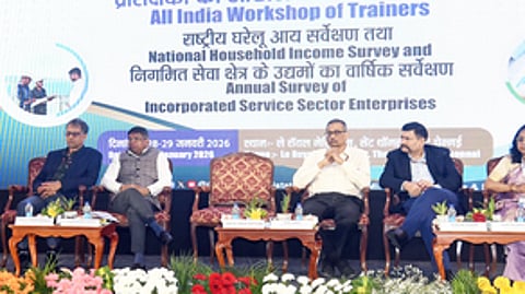 பயிலரங்கத்தில் கலந்து கொண்ட தேசிய மாதிரி கணக்கெடுப்பு அலுவலகத்தின் தலைமை இயக்குநா் கீதா சிங்க் ரத்தோா் மற்றும் கூடுதல் இயக்குநா்கள்.