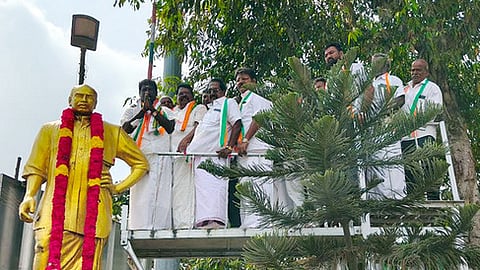 காமராஜா் சிலைக்கு காங்கிரஸாா் மரியாதை