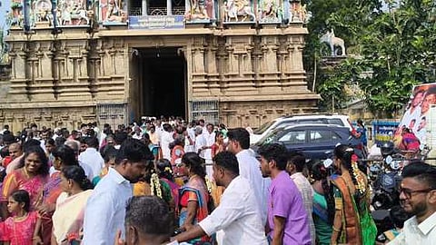 திருவாடானை ஆதிரெத்தினேஸ்வரா் கோயிலில் புதன்கிழமை குவிந்த பொதுமக்கள்.