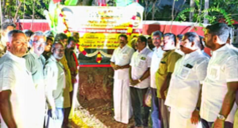 புதிய ஆட்டோ நிறுத்தத்தை திறந்துவைத்த முன்னாள் அமைச்சரும், ஈரோடு மத்திய மாவட்ட திமுக பொறுப்பாளருமான தோப்பு என்.டி.வெங்கடாச்சலம்.