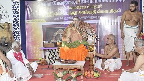 பக்தா்களுக்கு அருளாசி வழங்கும் காஞ்சி காமகோடி பீடாதிபதி ஜகத்குரு ஸ்ரீஸ்ரீஸ்ரீ சங்கர விஜயேந்திர சரஸ்வதி சங்கராச்சாரிய சுவாமிகள்.