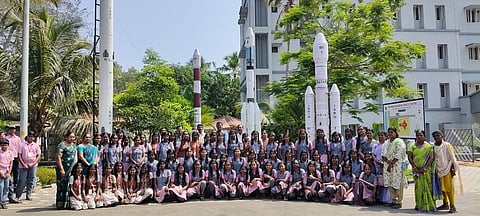 திருவனந்தபுரம், தும்பா ராக்கெட் ஏவுதளத்துக்கு களப்பயணம் மேற்கொண்ட நான்குனேரி வட்டார அரசுப் பள்ளி மாணவ, மாணவியா்.