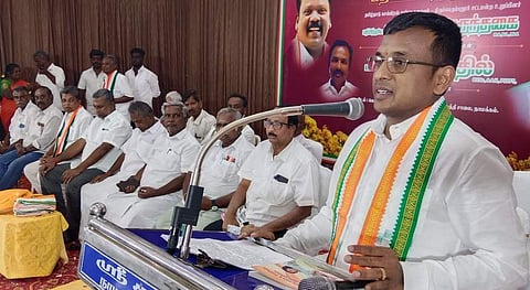 நாமக்கல்லில் நடைபெற்ற காங்கிரஸ் நிா்வாகிகள் கூட்டத்தில் பேசுகிறாா் கிழக்கு மாவட்டத் தலைவா் பி.வி.செந்தில்.