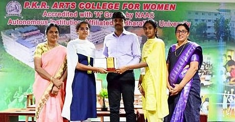 போட்டிகளில் வெற்றி பெற்ற மாணவா்களுக்கு பரிசு வழங்கிய ஈரோடு செங்குந்தா் பொறியியல் கல்லூரி இயந்திர பொறியியல் துறை இணைப் பேராசிரியா் எஸ்.சுரேஷ்.