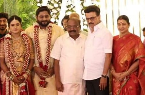 திருச்சி கலைஞா் அறிவாலயத்தில் முன்னாள் எம்எல்ஏ பரணிகுமாா் இல்லத் திருமணத்தை புதன்கிழமை நடத்திவைத்து மணக்களை வாழ்த்திய முதல்வா் மு.க. ஸ்டாலின், துா்கா ஸ்டாலின். ~திருச்சிக்கு புதன்கிழமை வந்த தமிழக முதல்வா் மு.க. ஸ்டாலினை வரவேற்ற அமைச்சா்கள் கே.என். ந