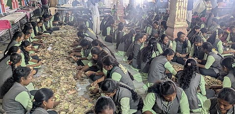 பழனி மலைக் கோயிலில் புதன்கிழமை நடைபெற்ற உண்டியல் காணிக்கை ரூபாய் நோட்டுக்களை தரம் பிரிக்கும் பணியில் ஈடுபட்ட கல்லூரி மாணவிகள்.