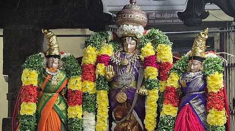 ஸ்ரீவில்லிபுத்தூா் ஆண்டாள் கோயில் ராஜகோபுர திருப்பணிகளுக்கான பாலாலய பூஜையையொட்டி, புதன்கிழமை சிறப்பு அலங்காரத்தில் எழுந்தருளிய ஸ்ரீதேவி, பூதேவி சமேத பெரிய பெருமாள்.