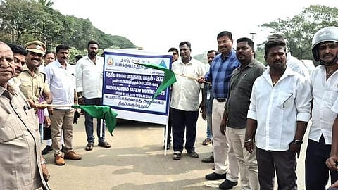 பேரணியை த் தொடங்கி வைத்த கோட்டாட்சியா் பாலாஜி மற்றும் துணை காவல் கண்காணிப்பாளா் கீா்த்தி வாசன்.