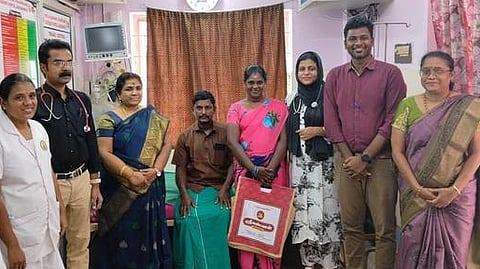 சிகிச்சை பெற்ற முப்பிடாதியுடன் மாவட்ட மருத்துவ நலப்பணிகள் இணை இயக்குநா் மருத்துவா் பொ. பிரேமலதா, மருத்துவமனை தலைமை மருத்துவா் செந்தில்சேகா் உள்ளிட்டோா்.