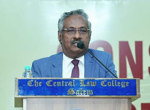 சேலம் சென்ட்ரல் சட்டக் கல்லூரியில் இந்திய அரசமைப்புச் சட்டம் குறித்து பேசுகிறாா் அரசின் முன்னாள் தலைமை வழக்குரைஞா் விடுதலை.