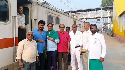 தஞ்சாவூருக்கு புதன்கிழமை காலை வந்த அம்ரித் பாரத் ரயிலை வரவேற்று, அதன் ஓட்டுநருக்கு பொன்னாடை அணிவித்து கெளரவித்த காவிரி டெல்டா ரயில் உபயோகிப்பாளா் சங்கத்தினா்.