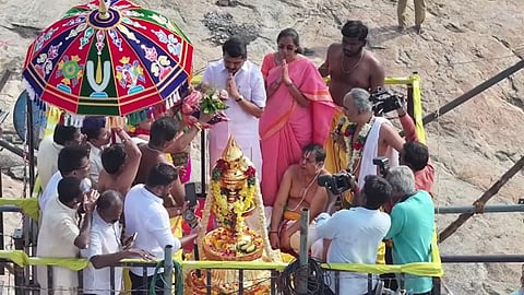 கும்பாபிஷேகத்தில் கோபுர கலசத்திற்கு புனித நீர் ஊற்றும் பட்டாச்சாரியார்கள். உடன் கரூர் சட்டப்பேரவை உறுப்பினர் வி. செந்தில் பாலாஜி, கரூர் மக்களவை உறுப்பினர் செ.ஜோதிமணி உள்ளிட்டோர்.